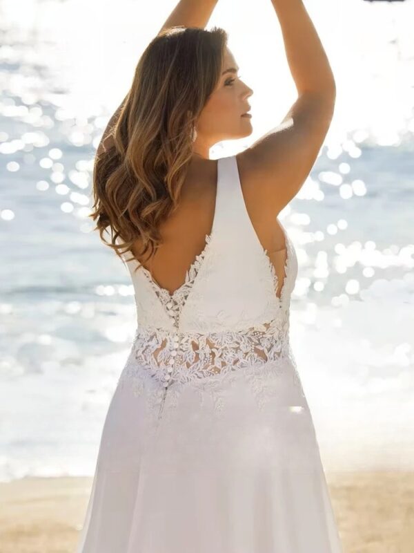 Beach Wedding Dresses Plus Size Deep V Neck Sleeveless Bride Gowns Appliques Back Button Sweep Train A-Line Vestido De Noiva - Imagen 3