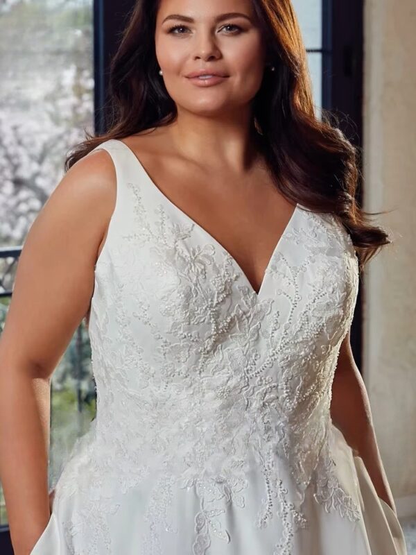 Classic V Neck Wedding Dresses Plus Size A-Line Bride Gowns Appliques Sleeveless Back Button Sweep Train Vestido De PSL980021 - Imagen 3